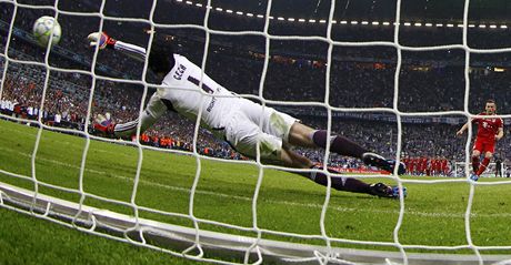 HVZDNÁ CHVÍLE. V kvtnu 2012 Petr ech chytil ve finále Ligy mistr penaltu Ivici Olie. I díky tomu jeho Chelsea slavila vítzství nad Bayernem.