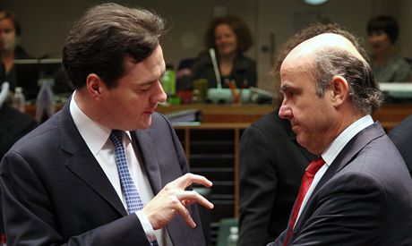 Britský ministr financí George Osborne (vlevo) pi rozhovoru se panlským