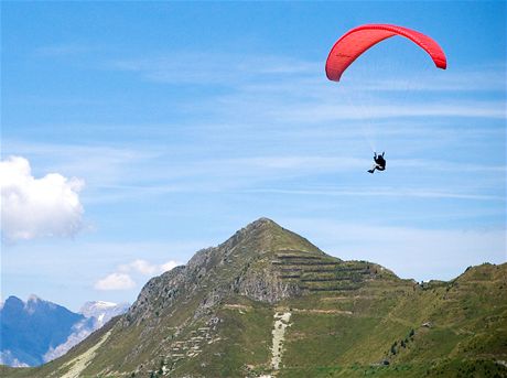 Paraglidist nad stediskem Verbier nabzej i tandemov lety, kolem vrcholk