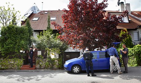 Protikorupn policist stoj ped domem Davida Ratha ve stedoesk Hostivici...