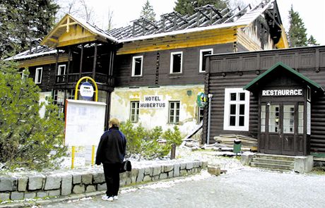 Vyhoel hotel Hubertus v Karlov Studnce na Bruntlsku v roce 2001.