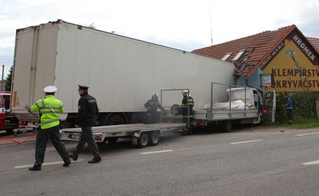 Kamion vjel v Lp nad Orlic do neobvan sti domu. Hasii z vozu