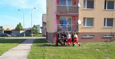 Zásah záchraná u pádu chlapeka z okna v Holicích (10. kvtna 2012)