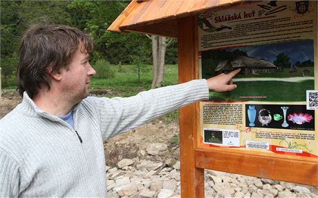 Bývalý starosta Kiánek Jan Sedláek ukazuje tém ptikilometrovou naunou...