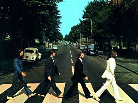 Klasick fotografie Beatles na pechodu Abbey Road, kter je na obalu...