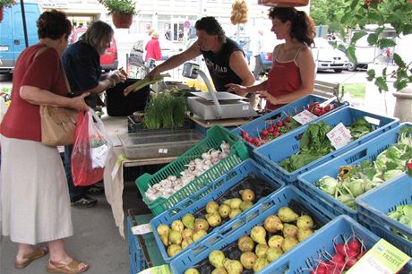 Farmáské trhy jsou stále navtvovanjí, mnohdy ale nejde o výrobky místních farmá. Ilustraní snímek