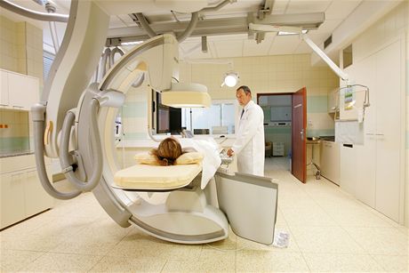 Nemocnice v Uherském Hraditi si chce poídit novou moderní angiografickou linku za desítky milion korun (na snímku nedávno zprovoznná angiografická linka v karlovarské nemocnici).