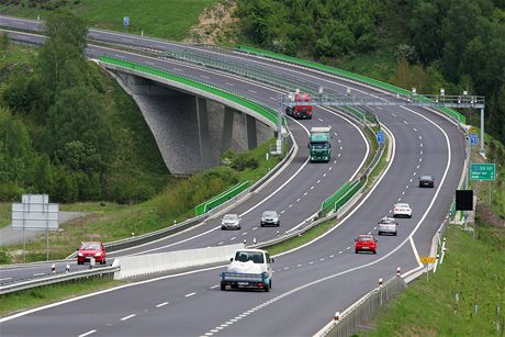 Po zpoplatnní provozu na silnici R6 volí idii cestu pes okolní obce.