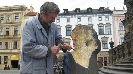 tyi sloupky, ve kterých je ukotven ozdobný etz obepínající olomoucký Sloup