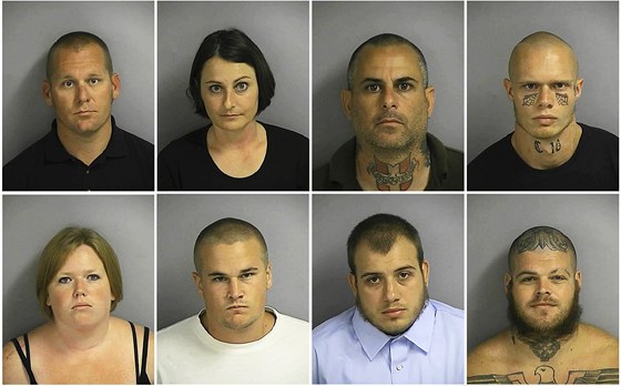 Neonacisté z organizace American Front, které o víkendu zatkli na Florid.