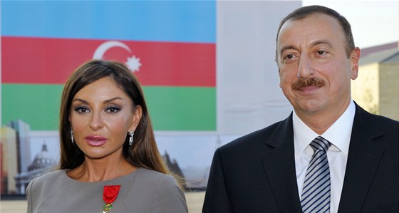 Ázerbájdánský prezident Ilham Alijev se svojí enou Mehriban