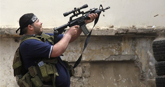 Sunnitský muslim bojuje v ulicích libanonského města Tráblus (14. května 2012)