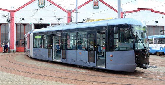Nová tramvaj je dlouhá téměř 23 metrů a zhruba v polovině ji rozděluje kloubová