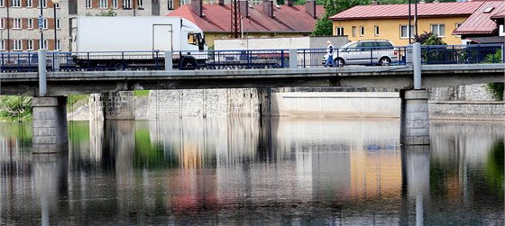 Mostu v elezném Brod kodí hlavn nákladní auta, ve dovrily kry, které