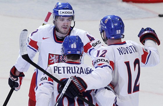 POVEDENÁ AKCE. Čeští hokejisté se radují z druhého gólu proti Itálii. Po pěkné