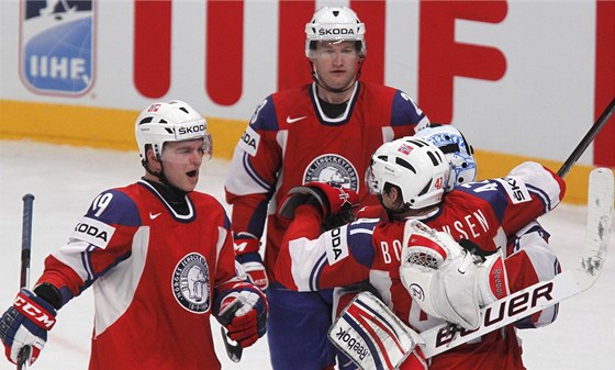 DŮLEŽITÉ VÍTĚZSTVÍ. Hokejisté Norska slaví výhru nad Lotyšskem, díky níž mají
