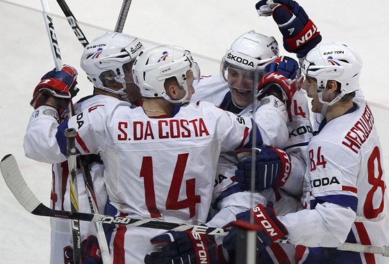 NADĚJE ŽIJE. Hokejisté Francie se radují z gólu proti Bělorusku. Výhra jim
