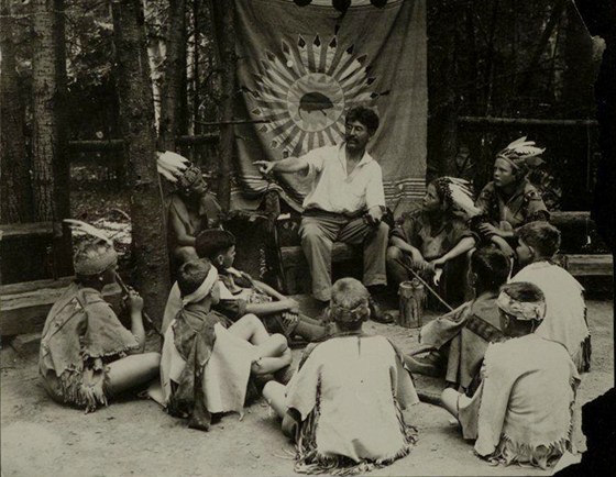 Ernest Thompson Seton ve své organizaci organizaci Woodcraft Indians na poátku