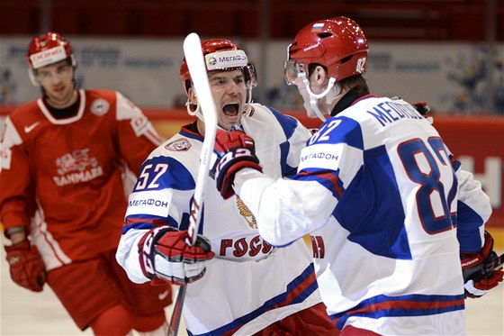 Jevgenij Medveděv (vpravo) se raduje spolu se Sergejem Širokovem z gólu v