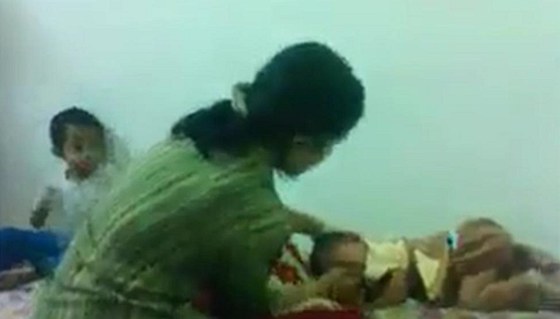 Osmnáctiletá matka si za brutální týrání dcery odpykává trest.