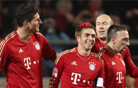 Fotbalisté Bayernu Mnichov se radují z gólu, který vstelil Mario Gomez (vlevo).