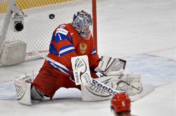 PRVNÍ GÓL. Ruský brankář Semjon Varlamov v úvodním utkání šampionátu s