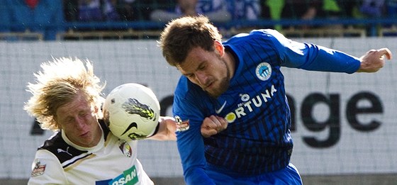 O posledním mistru ligy se rozhodovalo a v posledním kole v duelu Liberec - Plze; na snímku z tohoto utkání zleva Rajtoral a domácí Rabuic, bezbranková remíza pinesla prvenství Liberci.