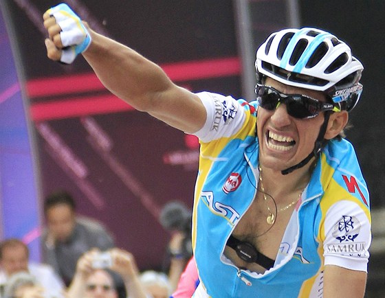 Italský cyklista Paolo Tiralongo se raduje z vítzství v sedmé etap Gira.