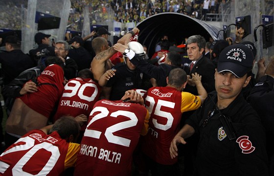 Fotbalisté Galatasaray Istanbul se po vyhraném zápase proti Fenerbahce utíkají