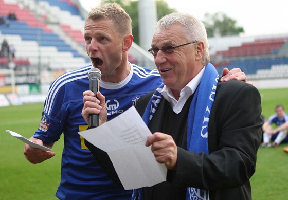 PODKOVÁNÍ  V OLOMOUCI.  Radim Kuera (vlevo) spolu s trenérem Petrem Uliným dkují fanoukm.