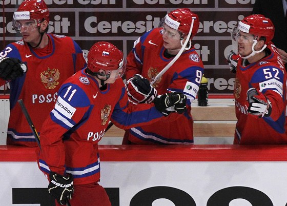 RUSKÁ RADOST. Jevgenij Malkin (druhý zleva) se spoluhrái oslavuje ruský gól do