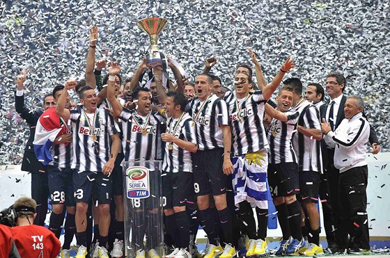 OSLAVY TITULU. Poprvé od svého návratu do Serie A slaví fotbalisté Juventusu