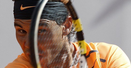 PRÁSKNU DO TOHO. Rafael Nadal se soustedí na odehrání míku v zápase s