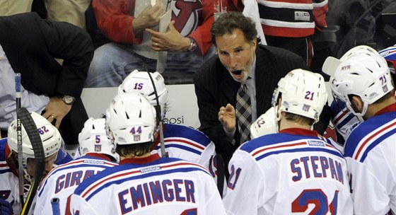 Kou New York Rangers John Tortorella dává instrukce svým hrám ve 3. utkání