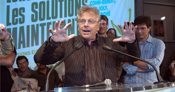 Daniel Cohn-Bendit na archivním snímku slaví výsledky eurovoleb (7. ervna 2009)