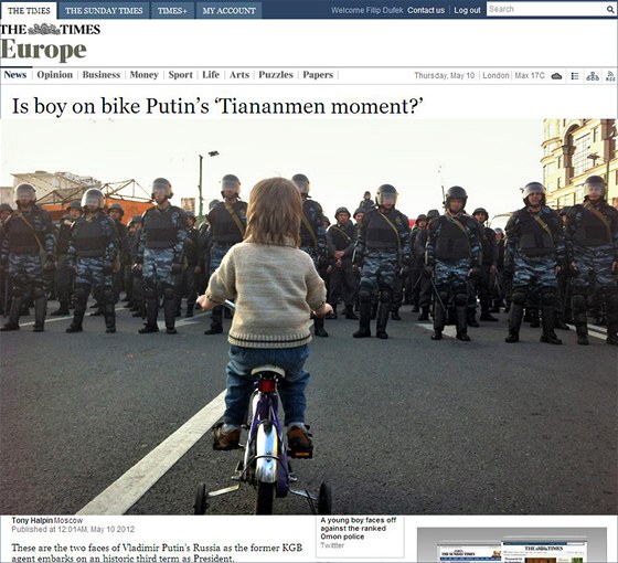 Chlapec na kole stojí proti kordonu ruských policist