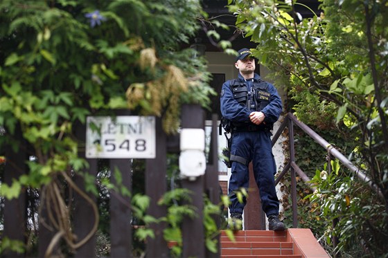 Policisté stojí ped domem Davida Ratha (SSD) ve stedoeské Hostivici (15....