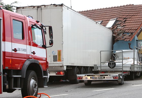 Za zásah u kamionu, který vjel do domu, si kosteletí hasii vyslouili zlato.