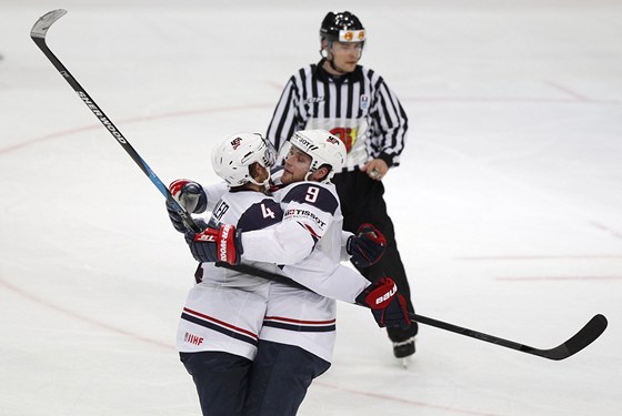 Bobby Ryan (vpravo) v americkém dresu se raduje z gólu.