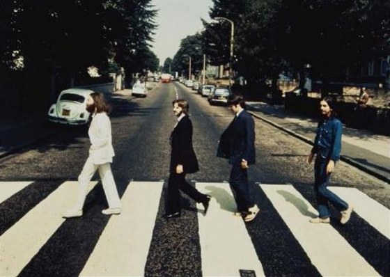 Beatles na pechodu Abbey Road v opaném smru