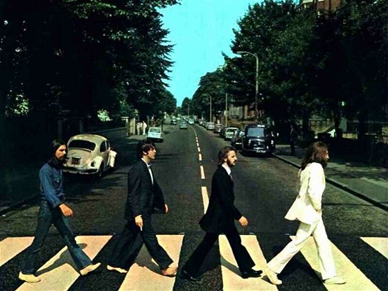 Klasická fotografie Beatles na pechodu Abbey Road, která je na obalu...
