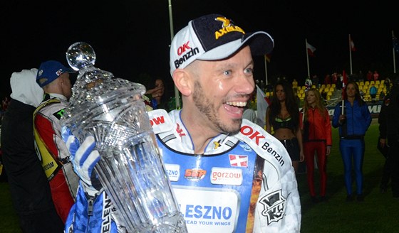 VÍTZSTVÍ JE MOJE. Nicki Pedersen oslavuje triumf v Praze.