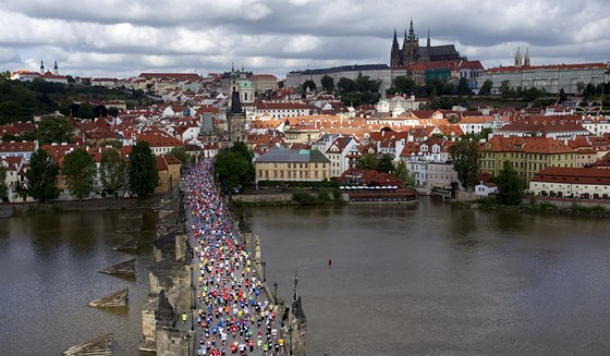 SETKÁNÍ S HISTORIÍ. Praský maraton provede úastníky i po Karlov most.