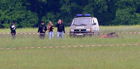 Při havárii vrtulníku nedaleko Českých Budějovic zemřeli dva lidé. 