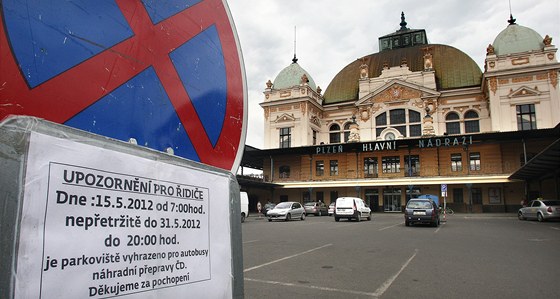 Cestující, kteří chtějí jet z Plzně na Most, musí před nádražím nastoupit do autobusů náhradní přepravy. (Ilustrační snímek)
