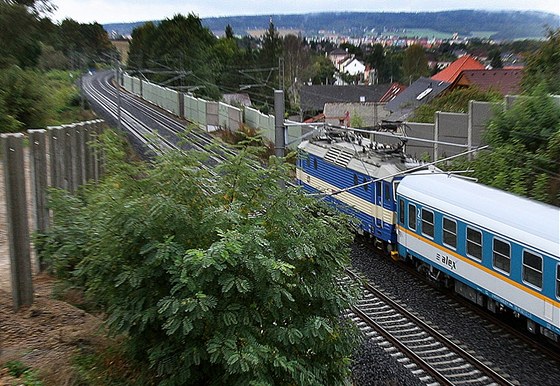 Zastávka v Borku mla stát pod nadjezdem v ulici Ke Stelnici. Její stavba se