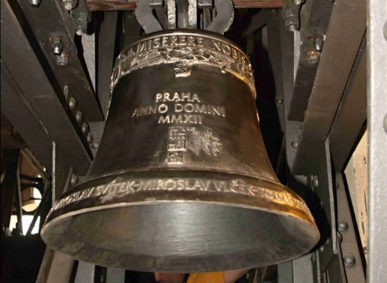 Do zvonice Svatovítské katedrály se vrátily ti zvony, o které chrám piel za první svtové války. Nesou jména svatý Dominik, Marie a Jeí (na snímku).