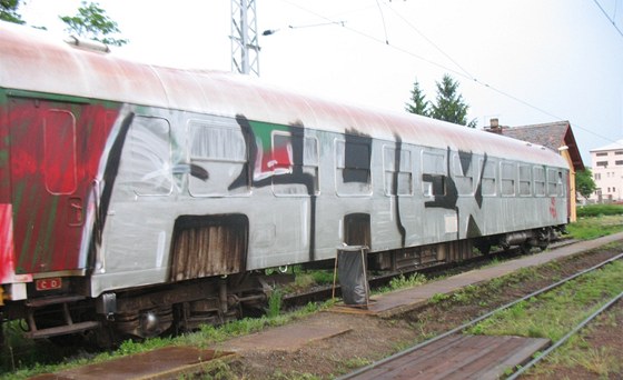 Řádění vandalů padla za oběť celá jedna strana železničního vagonu.