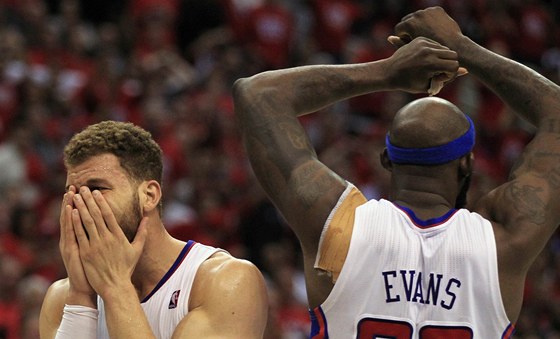 Blake Griffin a Reggie Evans z LA Clippers zklamaní z vývoje utkání s Memphisem.