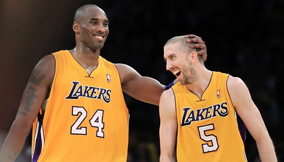 Kobe Bryant (vlevo) a Steve Blake slaví trefu ve prospch Los Angeles Lakers.